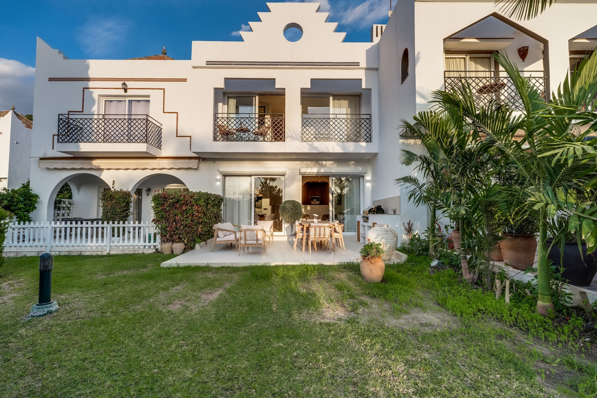 4 Bed Townhouse for sale in Nueva Andalucía Costa Del Sol, Málaga, Spain