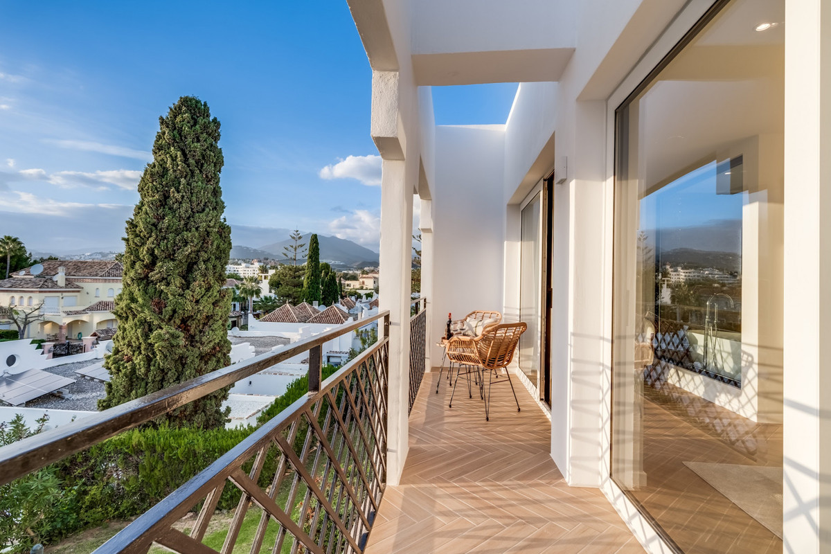 4 Bed Townhouse for sale in Nueva Andalucía Costa Del Sol, Málaga, Spain