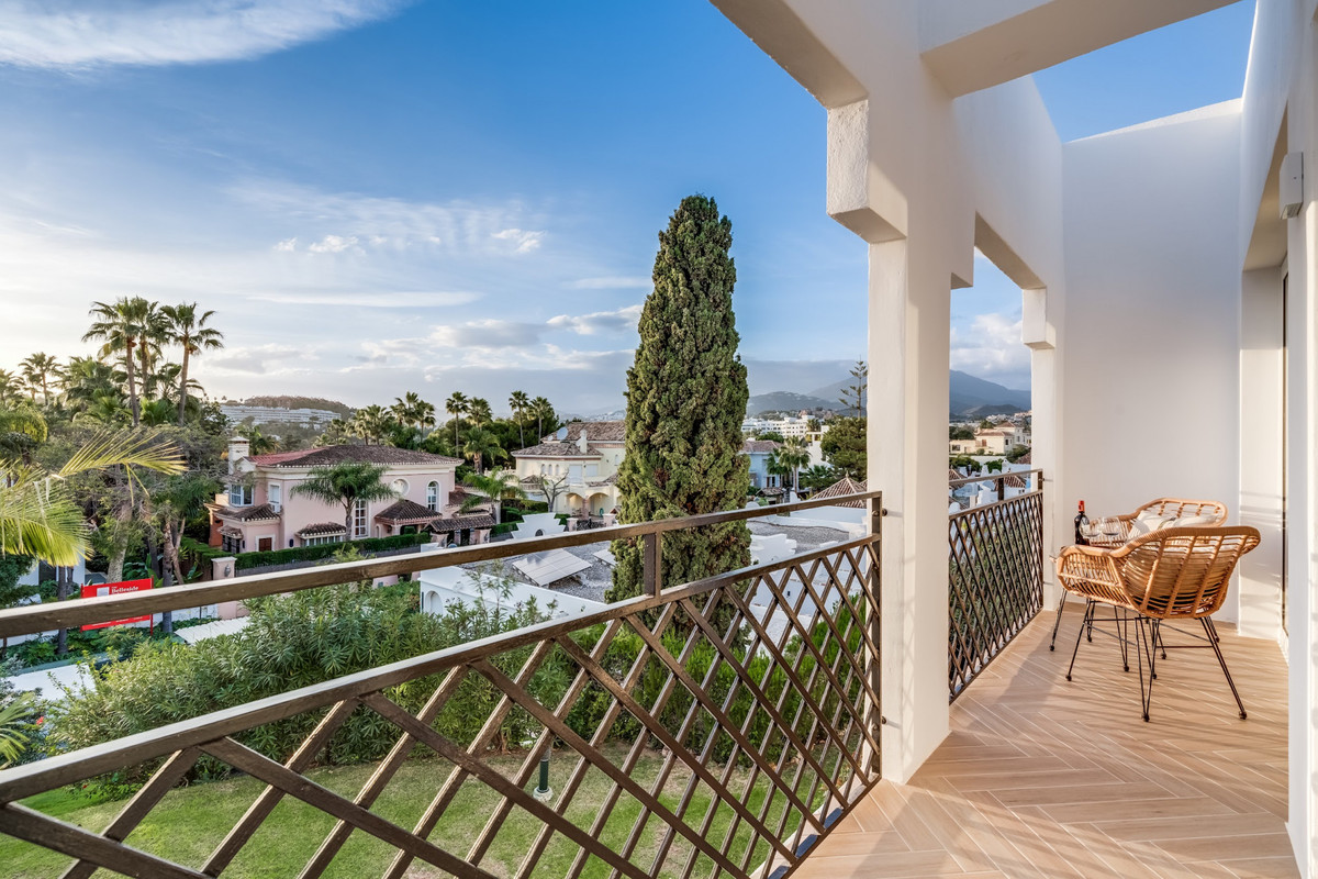 4 Bed Townhouse for sale in Nueva Andalucía Costa Del Sol, Málaga, Spain
