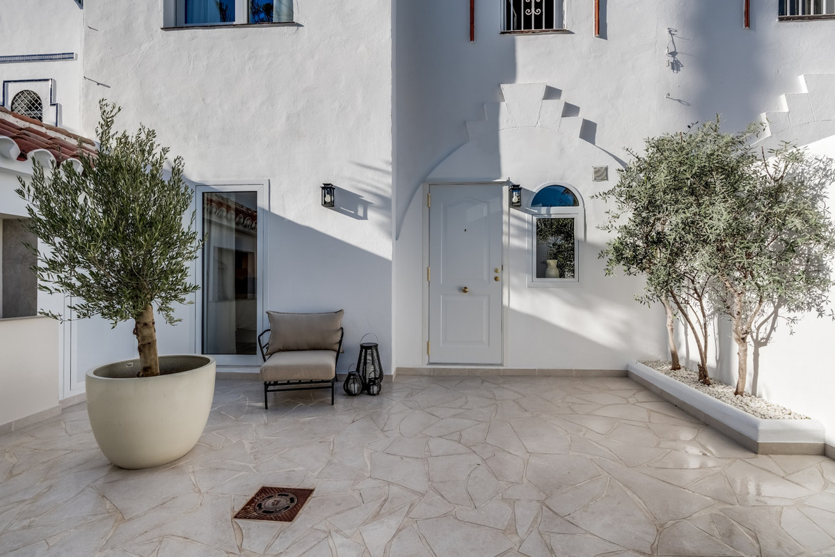 4 Bed Townhouse for sale in Nueva Andalucía Costa Del Sol, Málaga, Spain