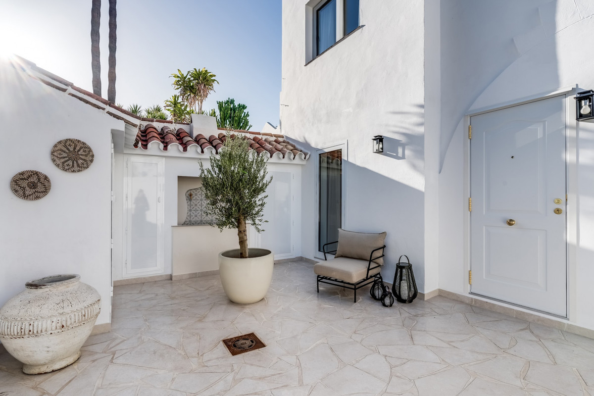 4 Bed Townhouse for sale in Nueva Andalucía Costa Del Sol, Málaga, Spain