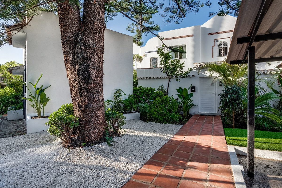 4 Bed Townhouse for sale in Nueva Andalucía Costa Del Sol, Málaga, Spain