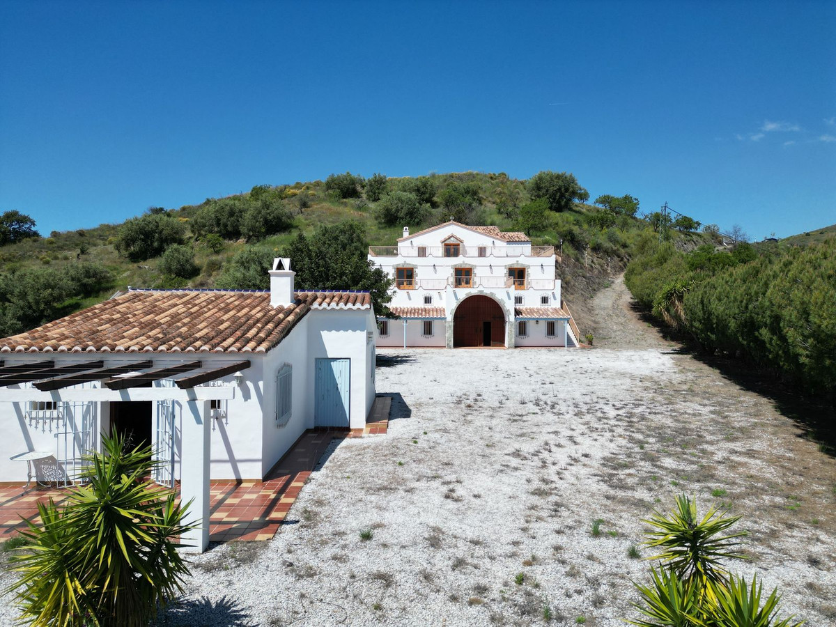 4 Bed Townhouse for sale in Sedella Costa Del Sol East, Málaga, Spain