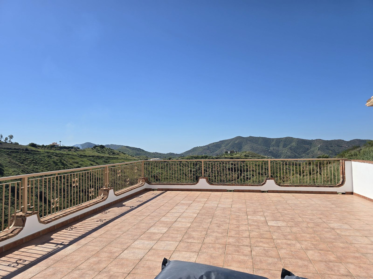 4 Bed Townhouse for sale in Sedella Costa Del Sol East, Málaga, Spain