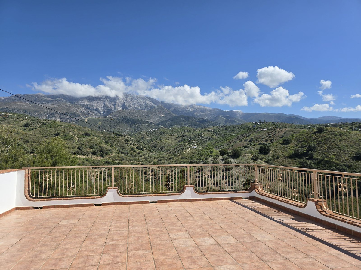 4 Bed Townhouse for sale in Sedella Costa Del Sol East, Málaga, Spain