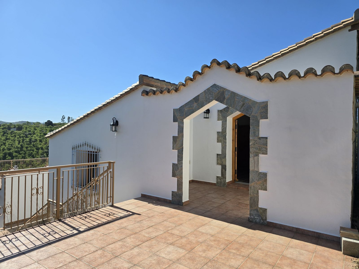 4 Bed Townhouse for sale in Sedella Costa Del Sol East, Málaga, Spain