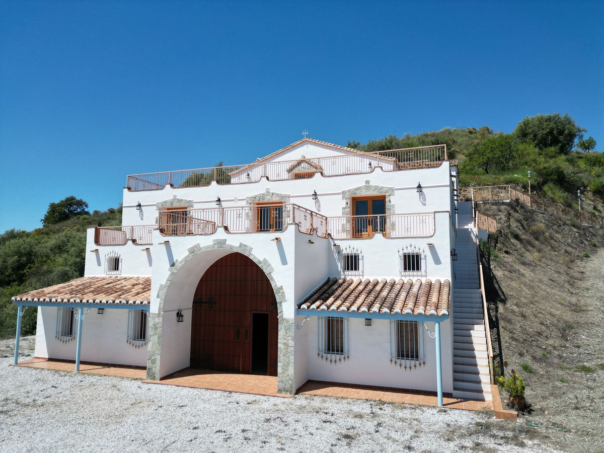 4 Bed Townhouse for sale in Sedella Costa Del Sol East, Málaga, Spain