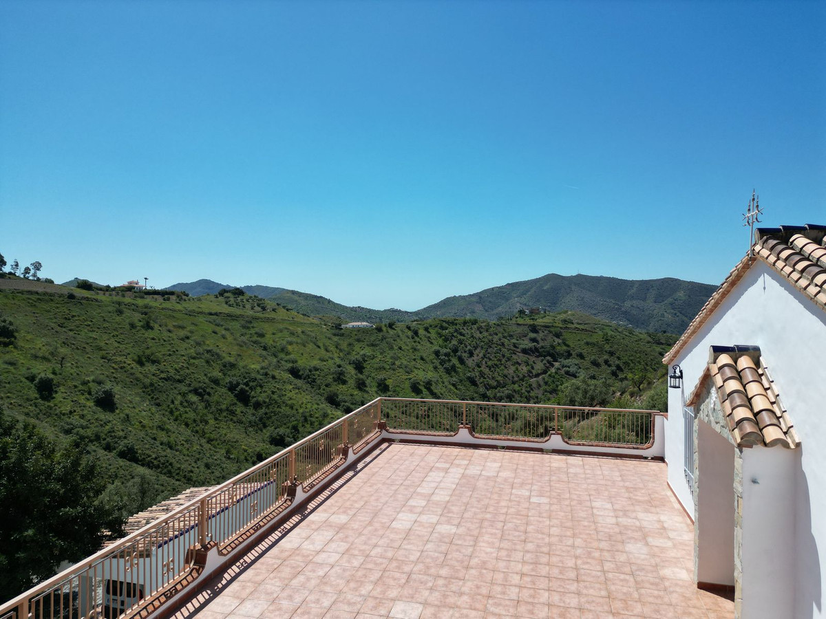 4 Bed Townhouse for sale in Sedella Costa Del Sol East, Málaga, Spain