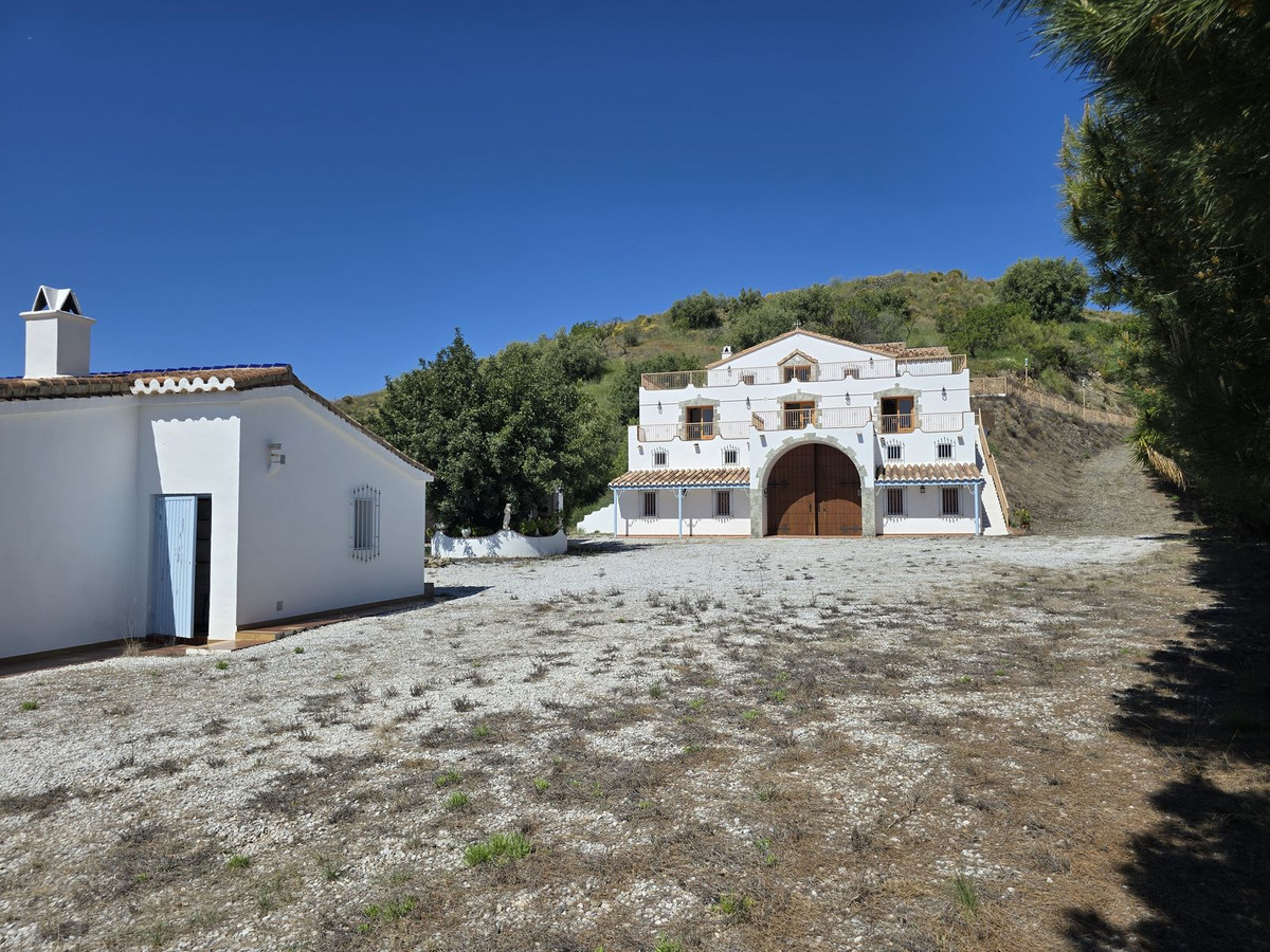 4 Bed Townhouse for sale in Sedella Costa Del Sol East, Málaga, Spain