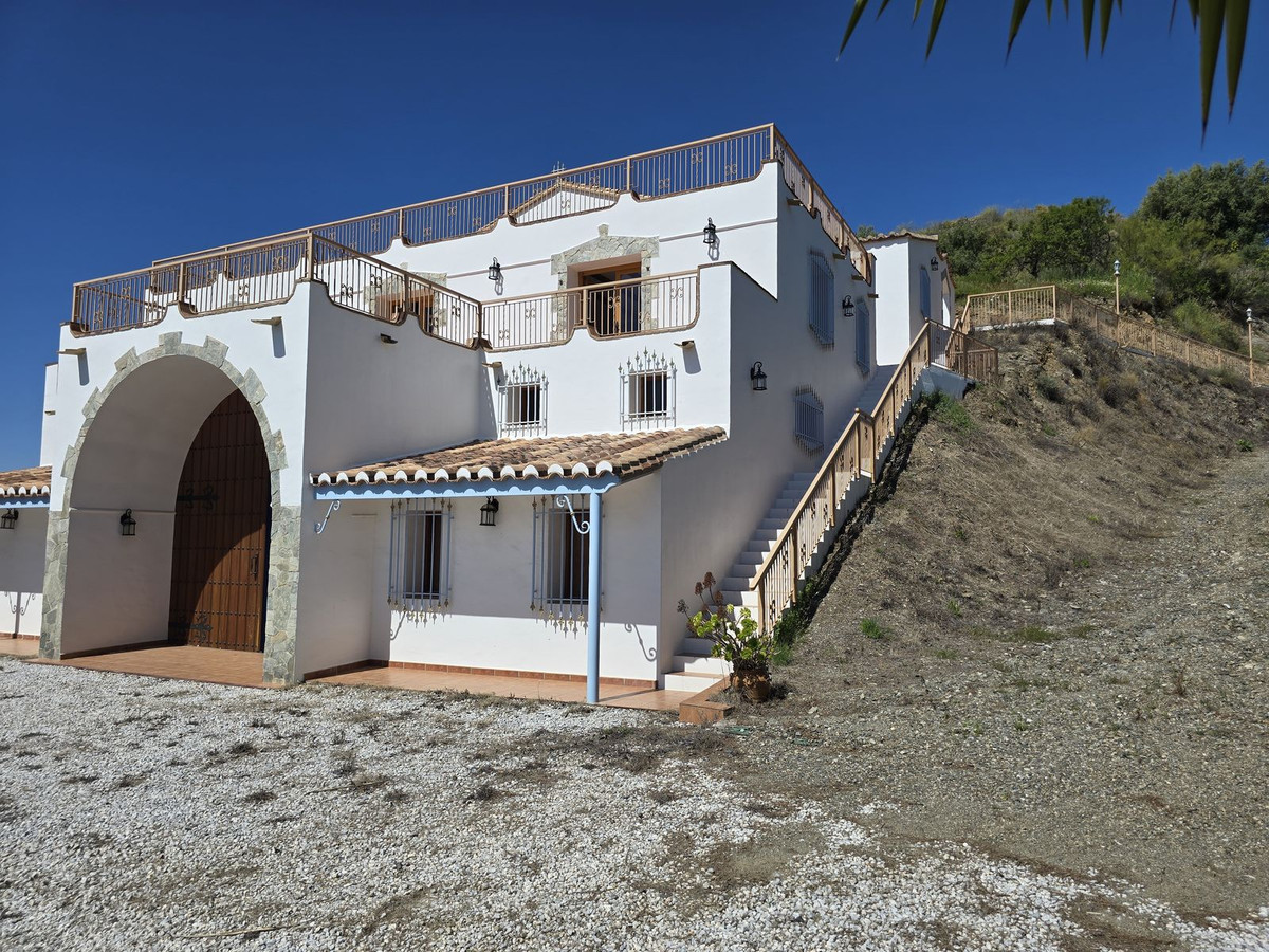 4 Bed Townhouse for sale in Sedella Costa Del Sol East, Málaga, Spain