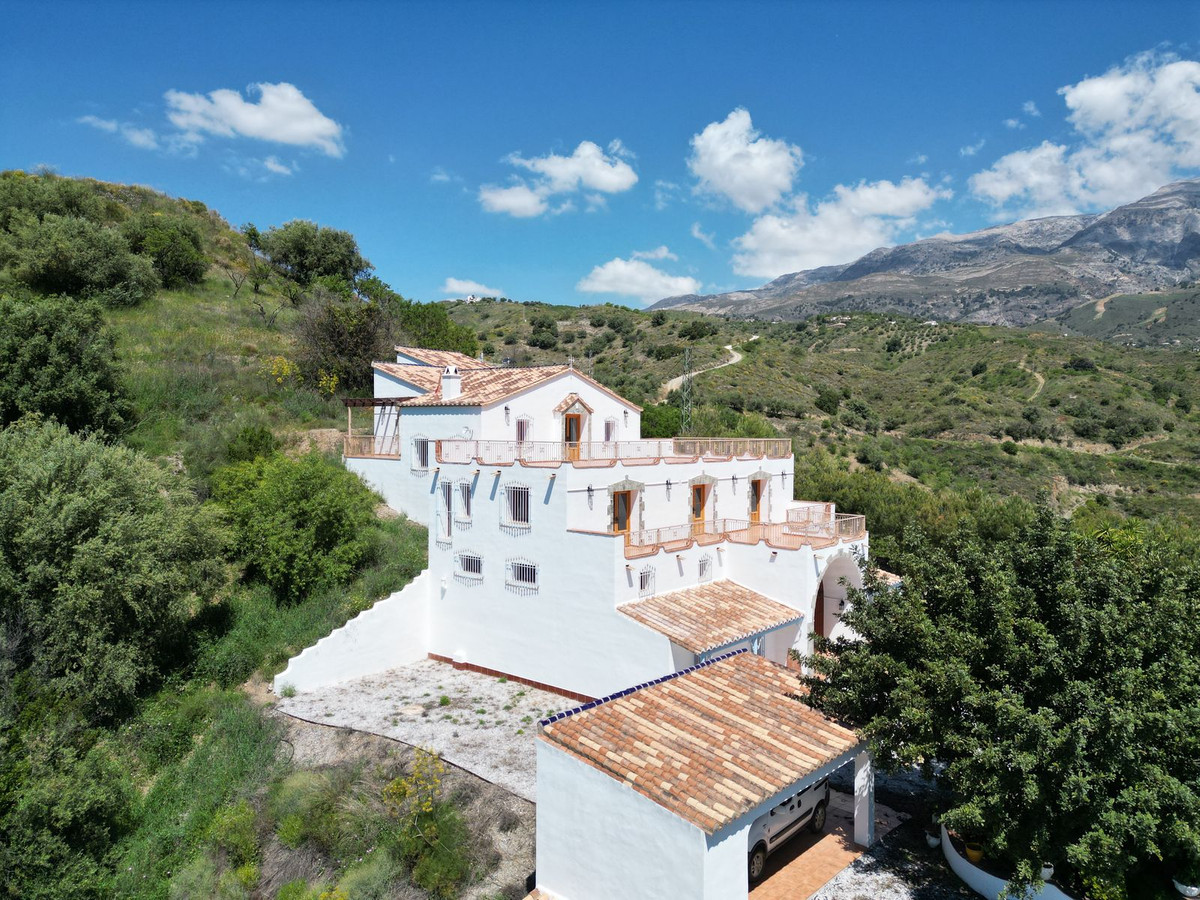 4 Bed Townhouse for sale in Sedella Costa Del Sol East, Málaga, Spain
