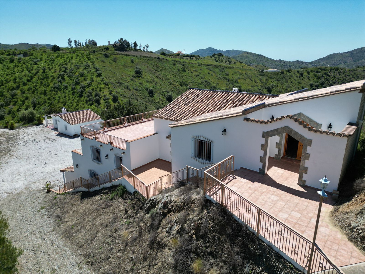4 Bed Townhouse for sale in Sedella Costa Del Sol East, Málaga, Spain