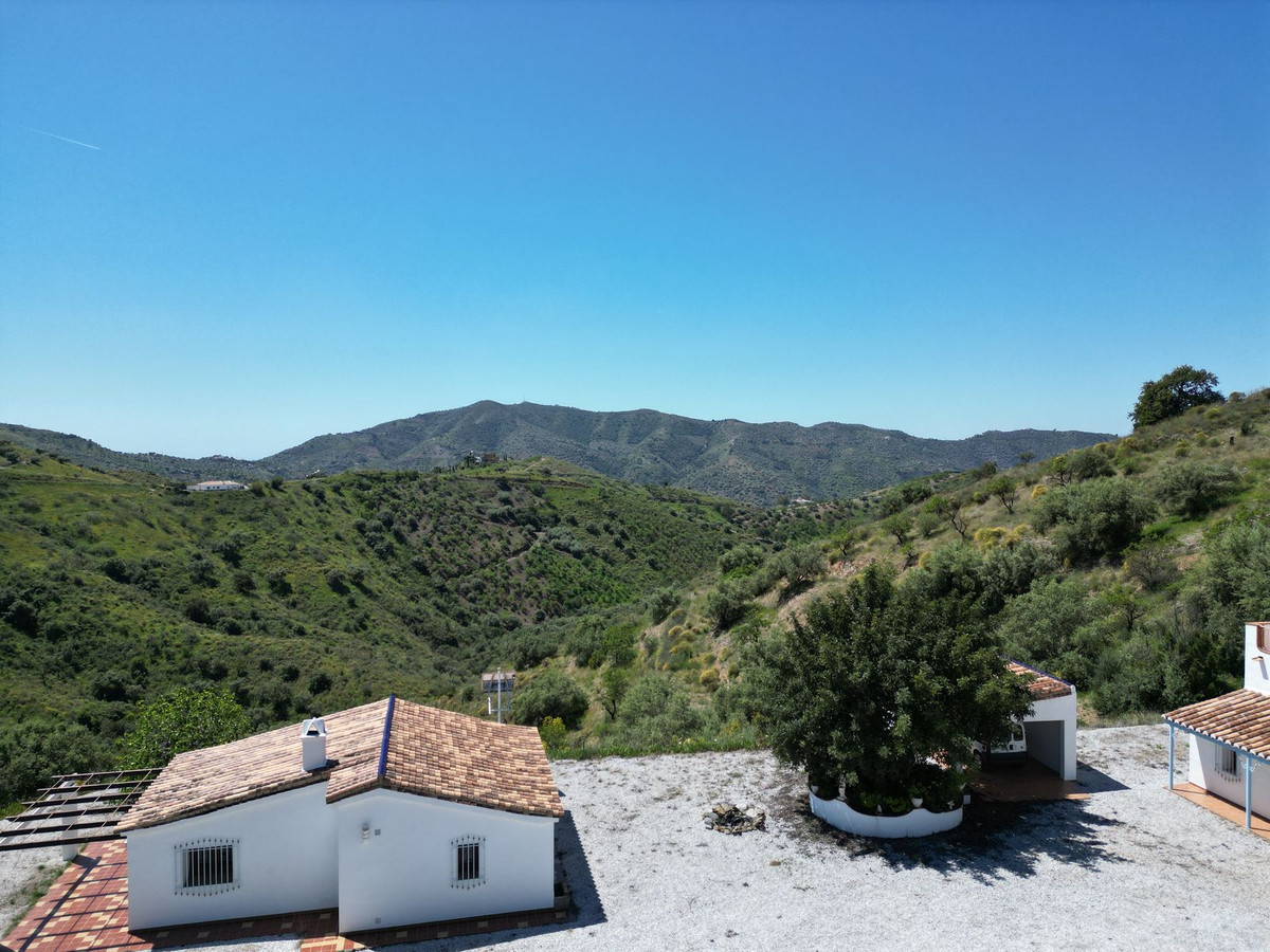 4 Bed Townhouse for sale in Sedella Costa Del Sol East, Málaga, Spain
