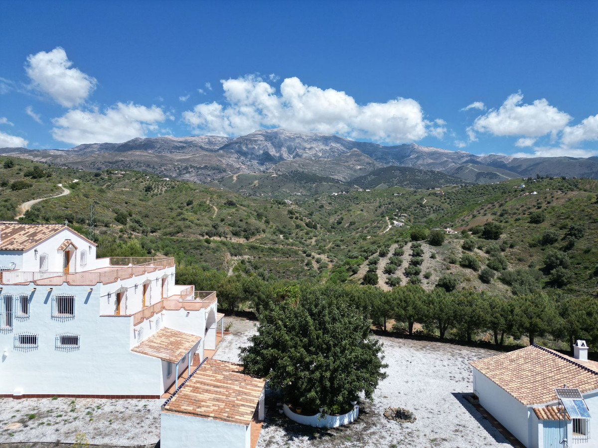 4 Bed Townhouse for sale in Sedella Costa Del Sol East, Málaga, Spain