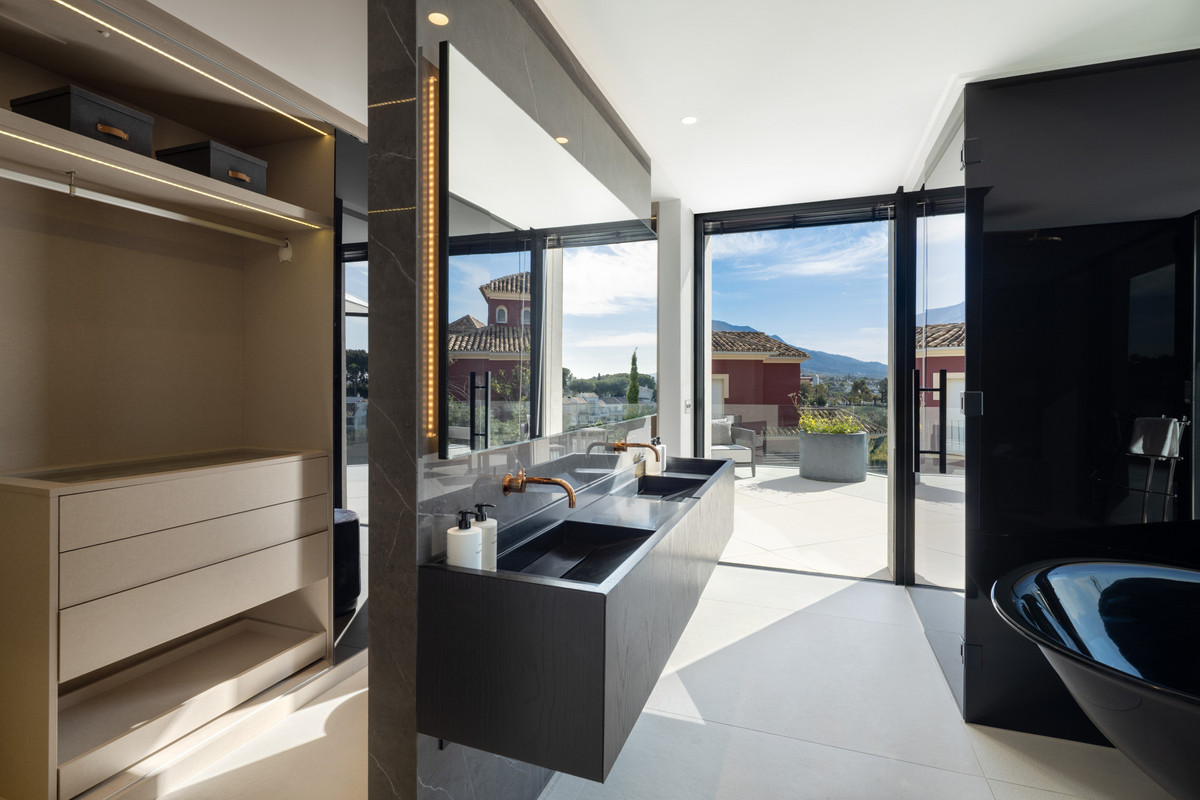 Se vende Villa - Chalet de 5 dormitorios en Costa Del Sol, Málaga, España