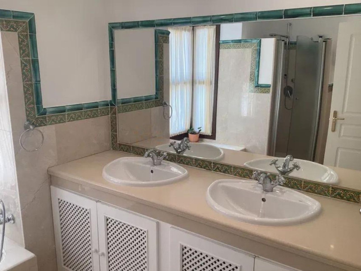 2 Bed Townhouse for sale in Benahavís Costa Del Sol, Málaga, Spain