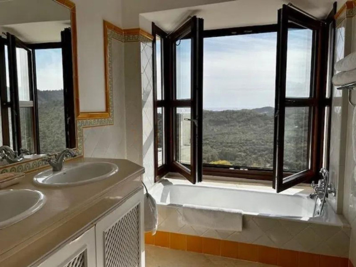 2 Bed Townhouse for sale in Benahavís Costa Del Sol, Málaga, Spain