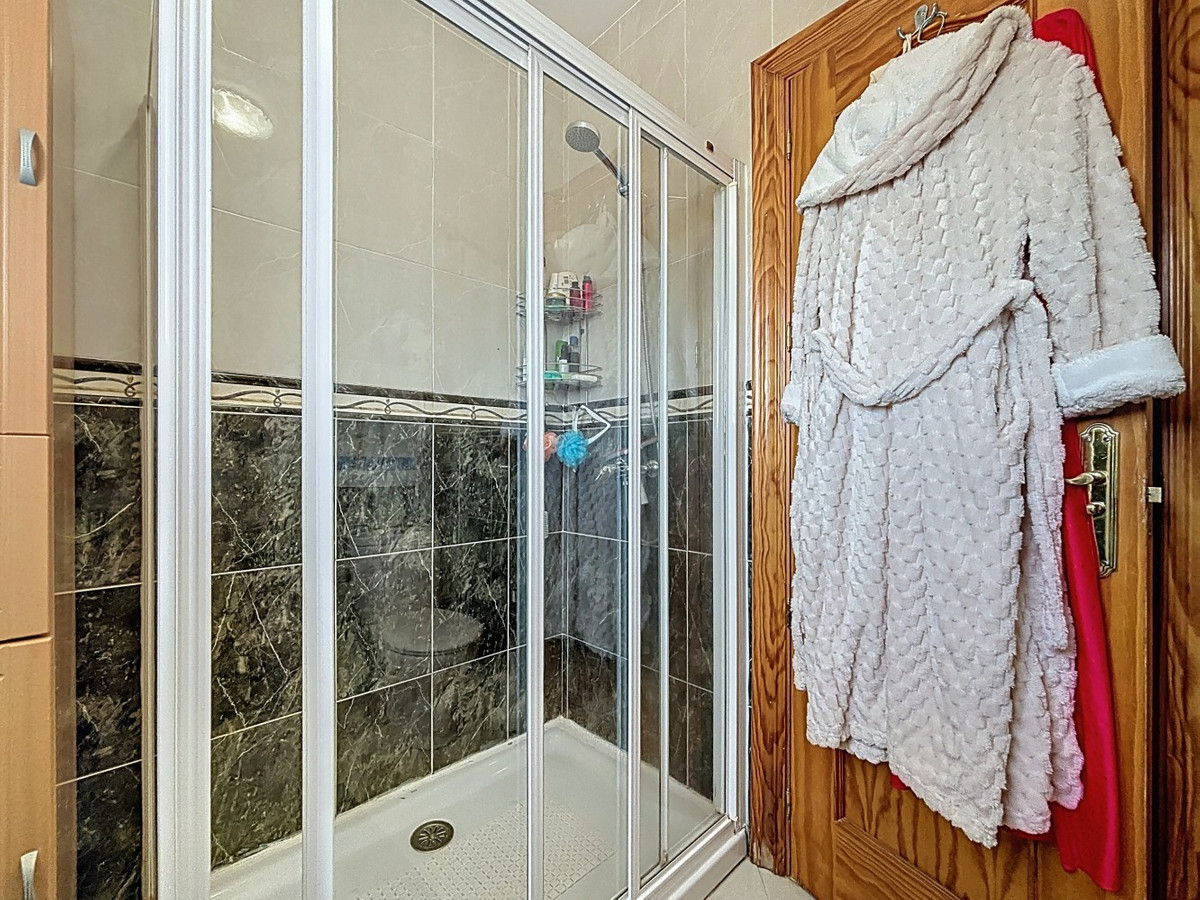 Se vende Villa - Chalet de 5 dormitorios en Costa Del Sol East, Málaga, España