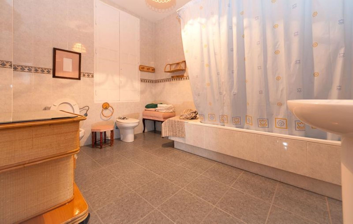 Se vende Adosada de 14 dormitorios en Costa Del Sol, Málaga, España