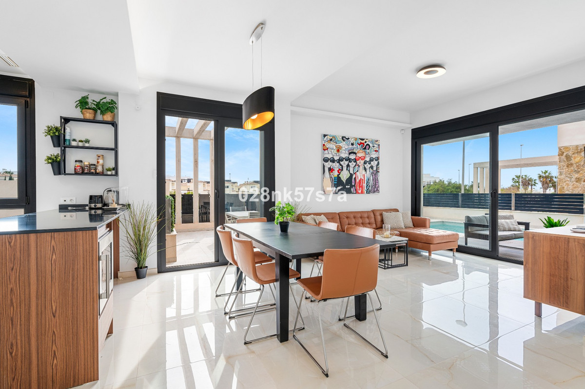 Se vende Villa - Chalet de 4 dormitorios en Costa Blanca, Alicante, España