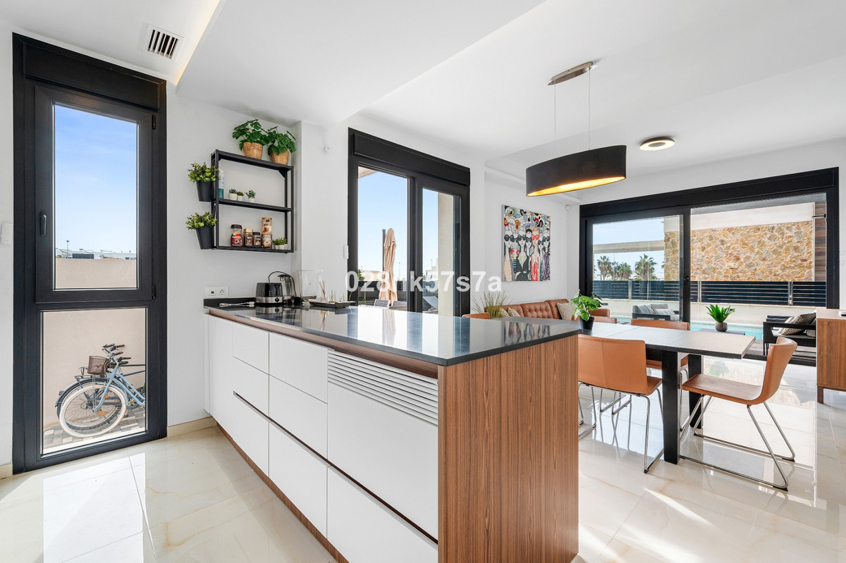 Se vende Villa - Chalet de 4 dormitorios en Costa Blanca, Alicante, España