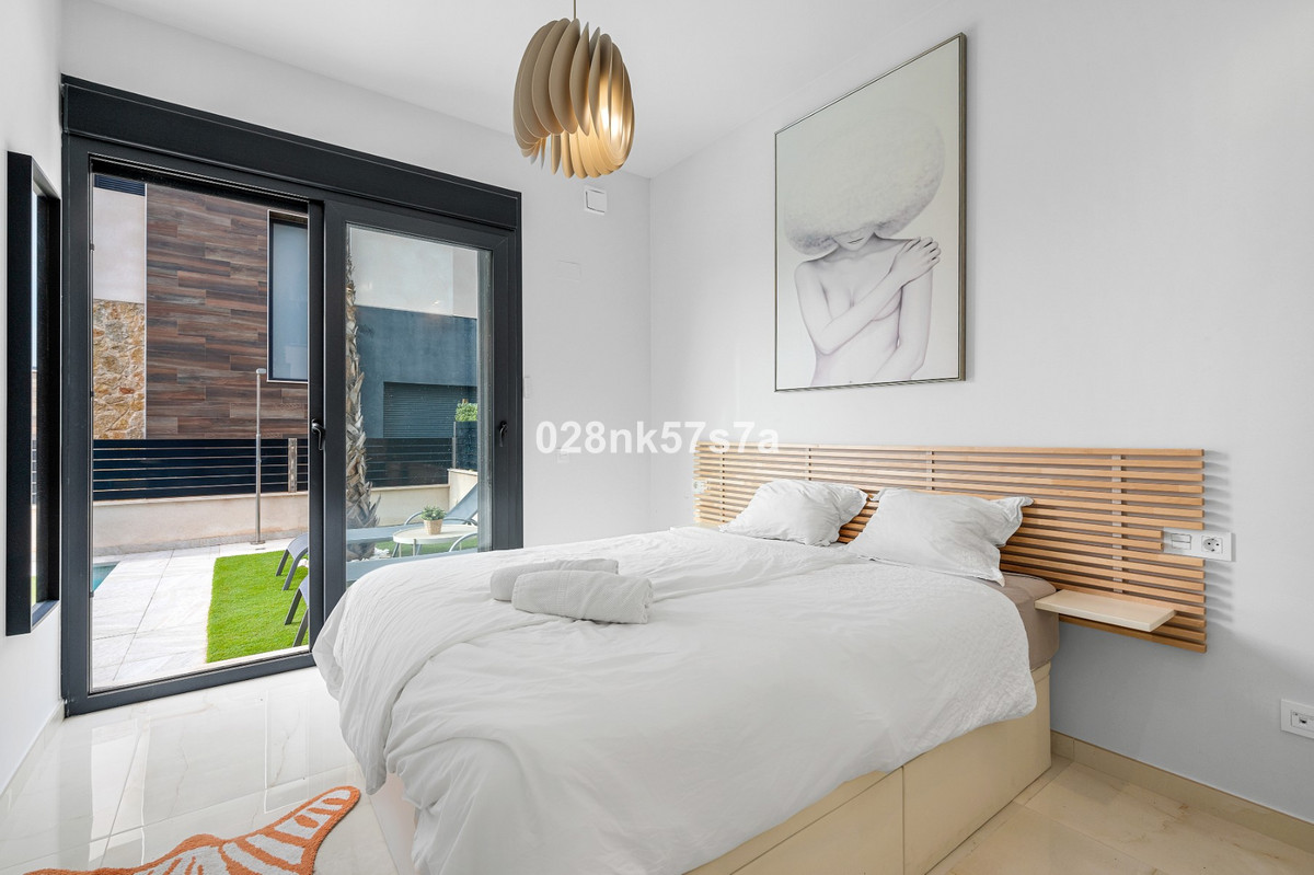 Se vende Villa - Chalet de 4 dormitorios en Costa Blanca, Alicante, España