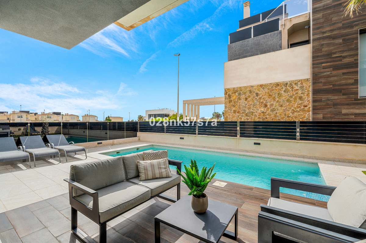 Se vende Villa - Chalet de 4 dormitorios en Costa Blanca, Alicante, España