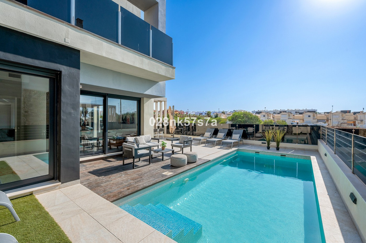 Se vende Villa - Chalet de 4 dormitorios en Costa Blanca, Alicante, España