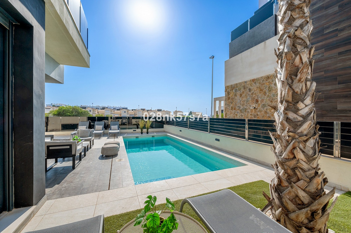 Se vende Villa - Chalet de 4 dormitorios en Costa Blanca, Alicante, España
