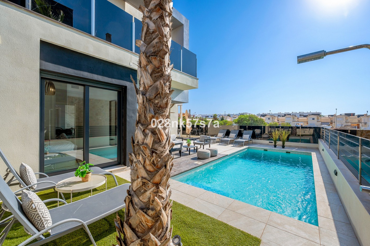 Se vende Villa - Chalet de 4 dormitorios en Costa Blanca, Alicante, España