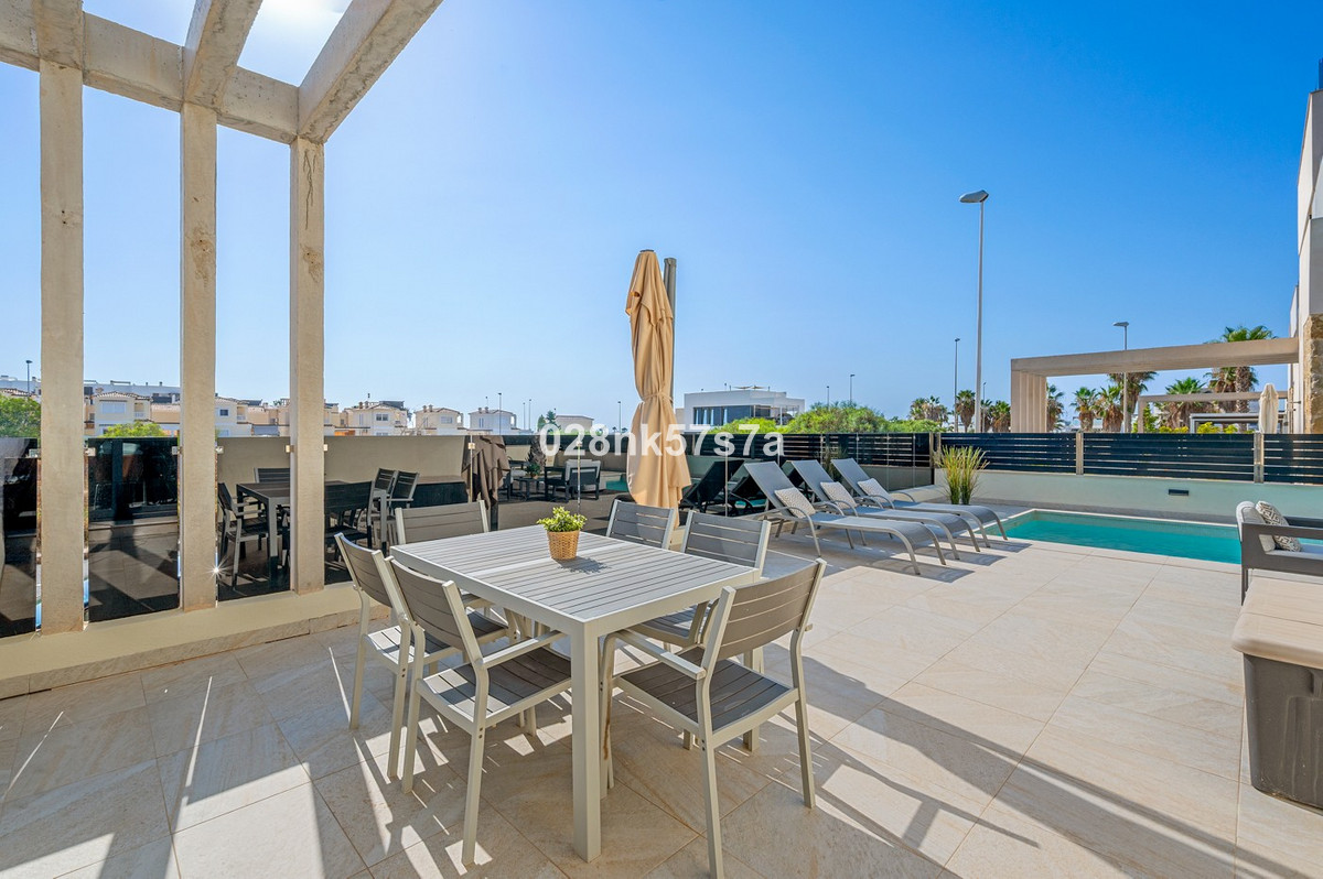 Se vende Villa - Chalet de 4 dormitorios en Costa Blanca, Alicante, España