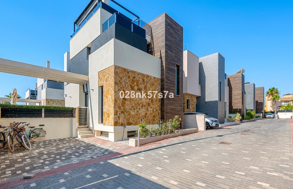 Se vende Villa - Chalet de 4 dormitorios en Costa Blanca, Alicante, España
