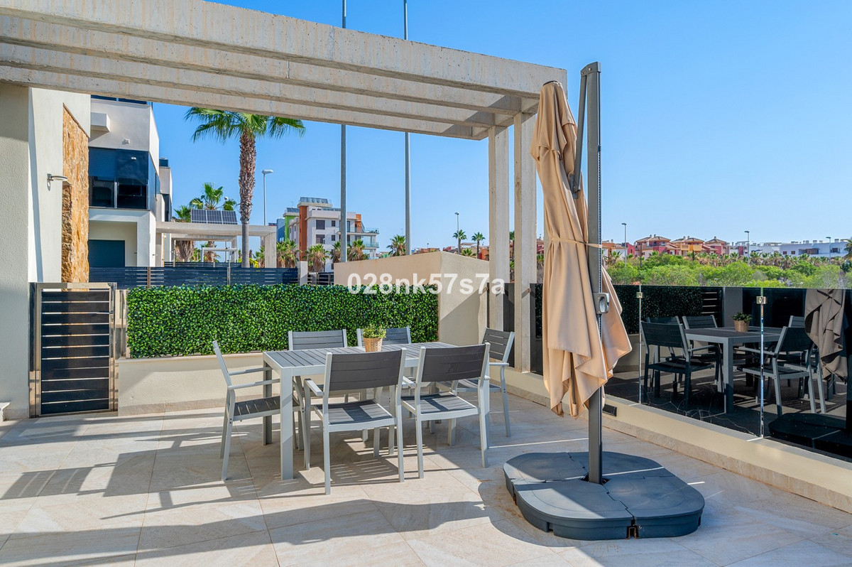 Se vende Villa - Chalet de 4 dormitorios en Costa Blanca, Alicante, España