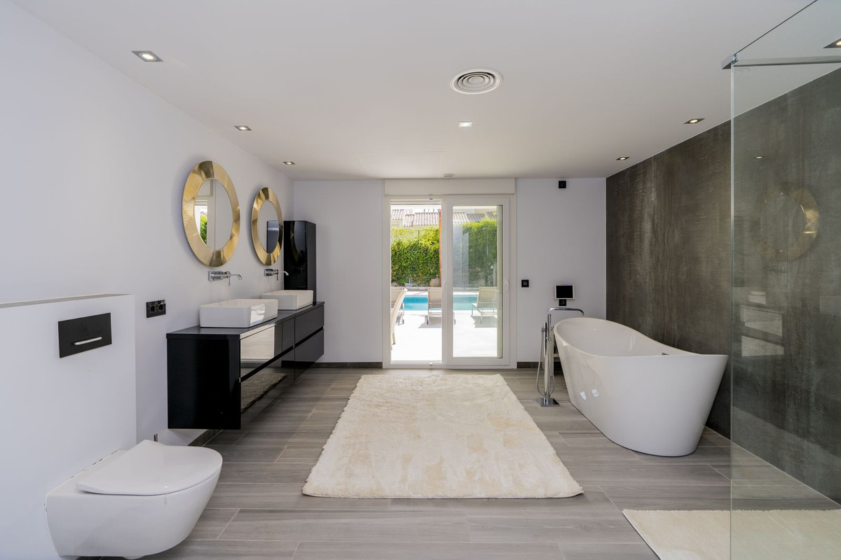 Se vende Villa - Chalet de 10 dormitorios en Costa Del Sol, Málaga, España