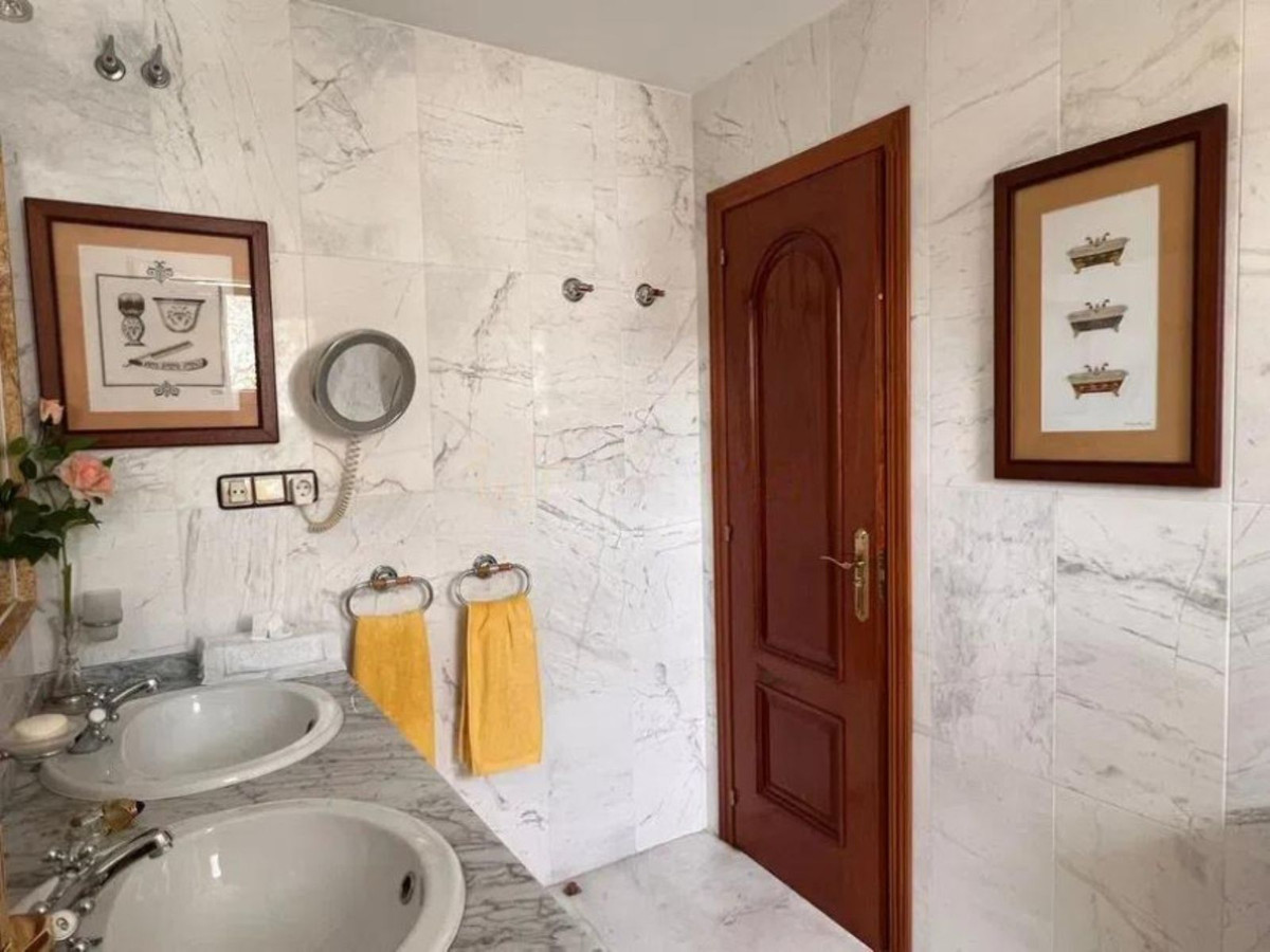 4 Bed Apartment for sale in The Golden Mile Costa Del Sol, Málaga, Spain