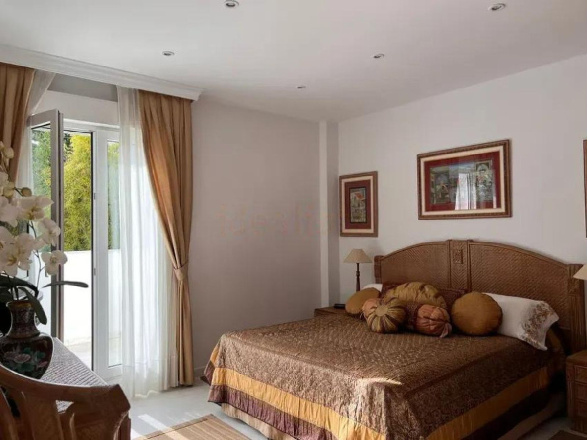 4 Bed Apartment for sale in The Golden Mile Costa Del Sol, Málaga, Spain