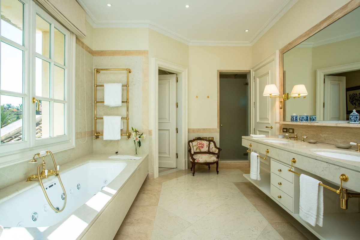 Se vende Villa - Chalet de 7 dormitorios en Costa Del Sol, Málaga, España