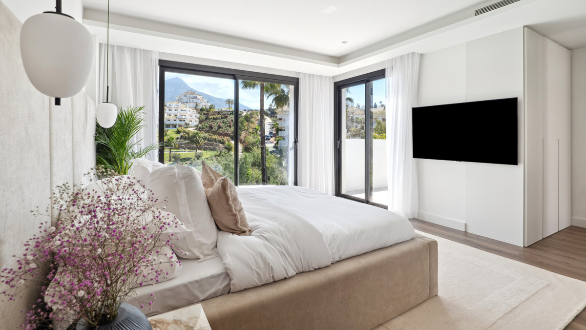 5 Bed Townhouse for sale in Nueva Andalucía Costa Del Sol, Málaga, Spain