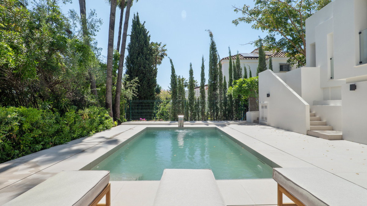5 Bed Townhouse for sale in Nueva Andalucía Costa Del Sol, Málaga, Spain