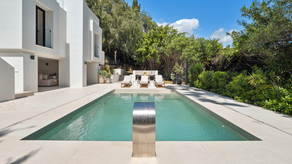 5 Bed Townhouse for sale in Nueva Andalucía Costa Del Sol, Málaga, Spain