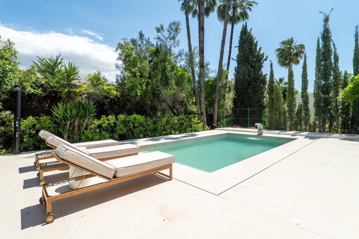 5 Bed Townhouse for sale in Nueva Andalucía Costa Del Sol, Málaga, Spain