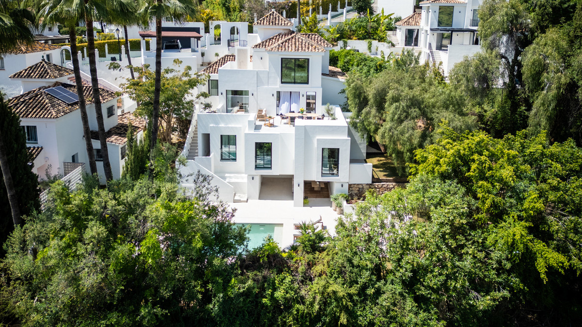 5 Bed Townhouse for sale in Nueva Andalucía Costa Del Sol, Málaga, Spain