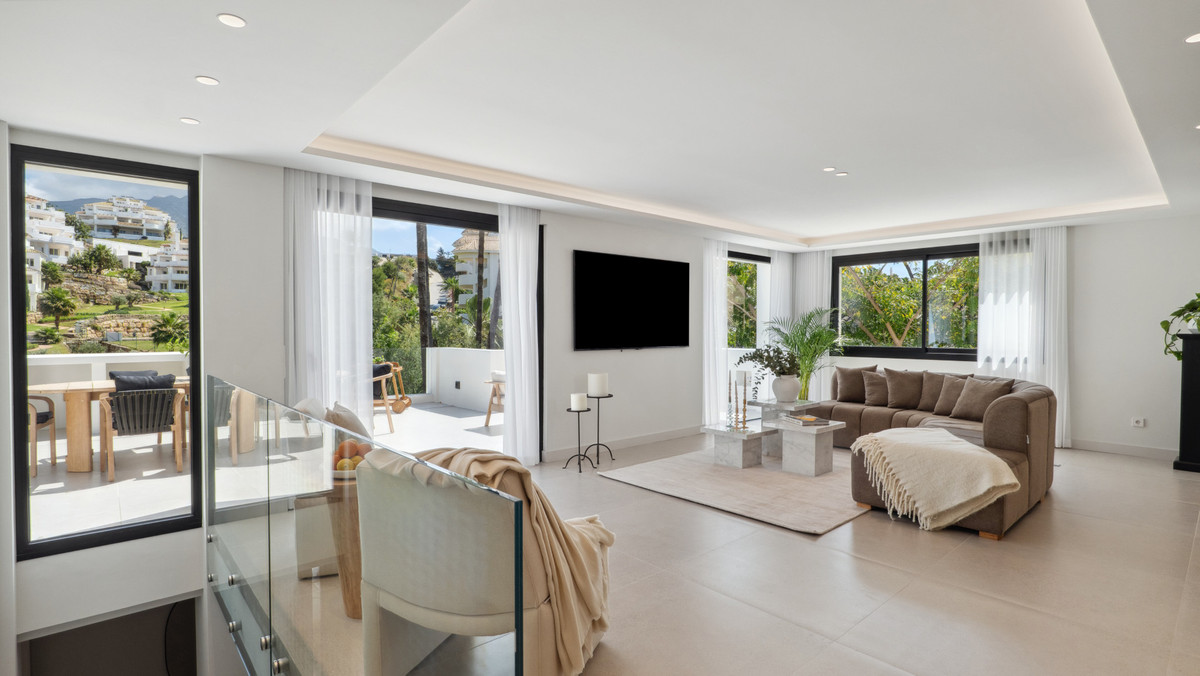 5 Bed Townhouse for sale in Nueva Andalucía Costa Del Sol, Málaga, Spain