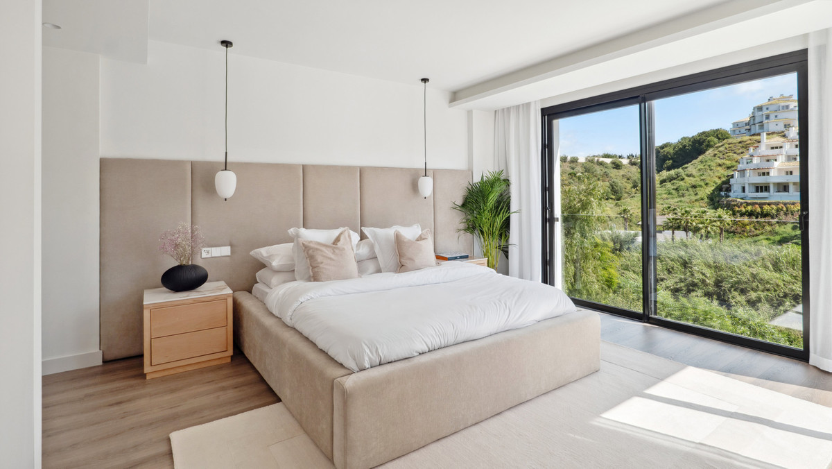 5 Bed Townhouse for sale in Nueva Andalucía Costa Del Sol, Málaga, Spain
