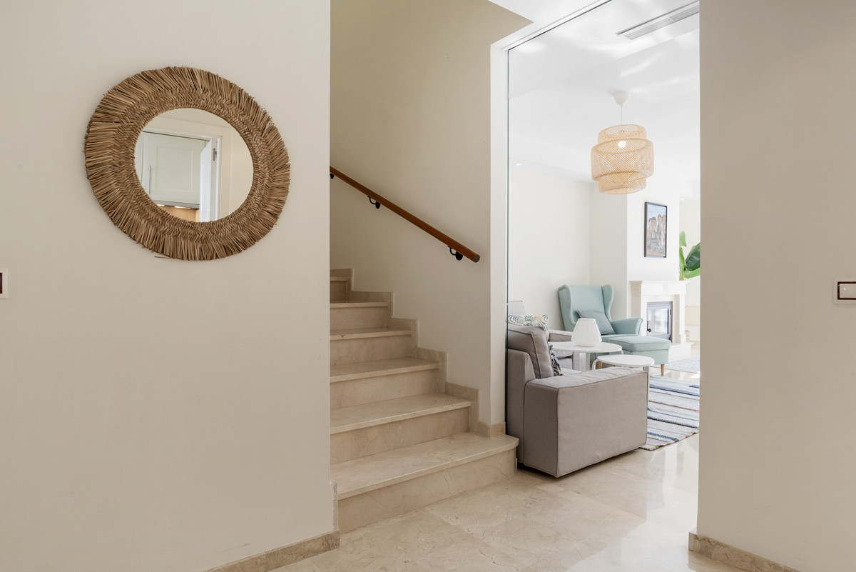 4 Bed Apartment for sale in Nueva Andalucía Costa Del Sol, Málaga, Spain