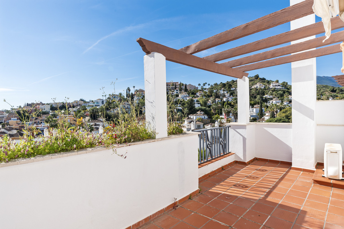 4 Bed Apartment for sale in Nueva Andalucía Costa Del Sol, Málaga, Spain