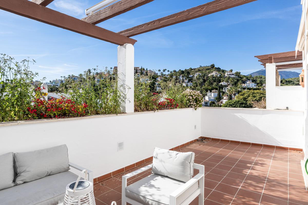 4 Bed Apartment for sale in Nueva Andalucía Costa Del Sol, Málaga, Spain