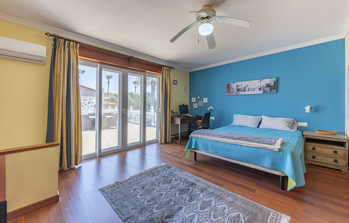 Se vende Villa - Chalet de 5 dormitorios en Costa Del Sol, Cadiz, España