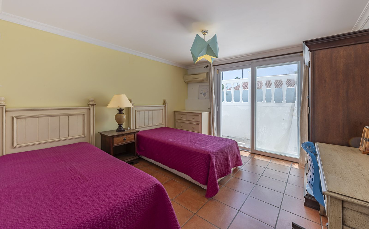 Se vende Villa - Chalet de 5 dormitorios en Costa Del Sol, Cadiz, España