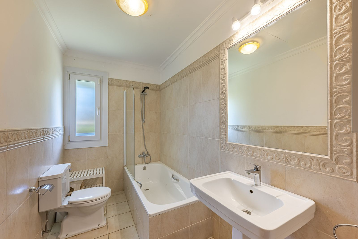 Se vende Villa - Chalet de 5 dormitorios en Costa Del Sol, Cadiz, España